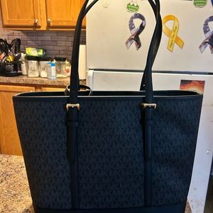 This Michael Kors purse is to die for. You will love it